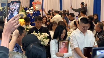 Tatapan Pilu Sarwendah Genggam Erat Foto Ayah, Antar Hendrik Lo ke Peristirahatan Terakhir