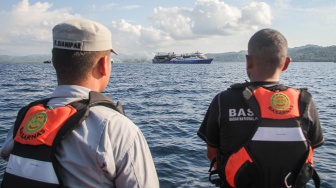 Petugas SAR gabungan melakukan pencarian dua korban yang hilang dalam insiden terbakarnya KM Barcelona 5 di perairan Talise, Minahasa Utara, Sulawesi Utara, Selasa (22/7/2025). [ANTARAFOTO/Yegar Sahaduta Mangiri/YU/tom] 
