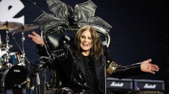 Vokalis Ozzy Osbourne saat tampil dalam konser terakhir Black Sabbath 'Back to Beginning' di Birmingham, Inggris, Sabtu (5/7/2025). [Instagram/Ozzyosbourne]