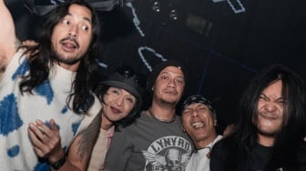 Loh Kok Tum Band: Ketika Para Raksasa Musik Turun Gunung untuk Senang-Senang dan Siap Lagu Perdana