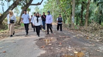 Jalan Rusak di Bandar Lampung, Eva Dwiana Salahkan Truk Perusahaan yang Melintas