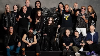 Vokalis Ozzy Osbourne (tengah) bersama personil Black Sabbath dan kru usai tampil dalam konser 'Back to Beginning' di Birmingham, Inggris, Sabtu (5/7/2025). [Instagram/blacksabbath]