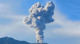 Erupsi Gunung Marapi Semburkan Kolom Abu Setinggi 1.600 Meter, Rumah Warga Agam Bergetar!