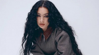 Kejutkan Penggemar, Charli XCX Umumkan Menikah dengan Drummer The 1975