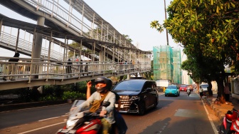 Suasana pembangunan proyek LRT Jakarta Fase 1B di kawasan Pasar Pramuka, Jakarta, Kamis (24/7/2025). [Suara.com/Alfian Winanto]