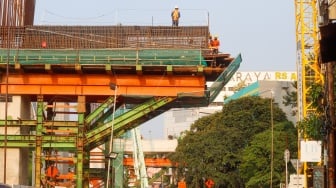 Suasana pembangunan proyek LRT Jakarta Fase 1B di kawasan Pasar Pramuka, Jakarta, Kamis (24/7/2025). [Suara.com/Alfian Winanto]