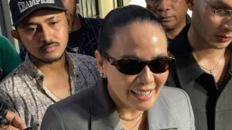 Diacungkan Jari Tengah oleh Nikita Mirzani, Fitri Salhuteru Tak Tersulut Emosi