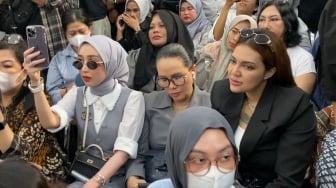 Fitri Salhuteru Duduk Bareng Reza Gladys Mendengar Kesaksian Attaubah Mufid di Sidang Nikita Mirzani