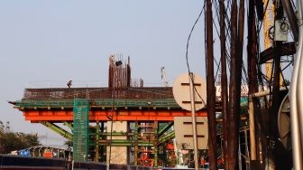 Suasana pembangunan proyek LRT Jakarta Fase 1B di kawasan Pasar Pramuka, Jakarta, Kamis (24/7/2025). [Suara.com/Alfian Winanto]
