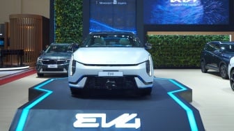 Tampil Perdana di Indonesia, Kia EV4 Curi Perhatian di GIIAS 2025