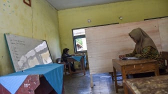 Seorang guru membersihkan ruang kelas yang rusak di SD Negeri Mandalawangi, Desa Lengkongbarang, Kecamatan Cikatomas, Kabupaten Tasikmalaya, Jawa Barat, Kamis (24/7/2025). [ANTARA FOTO/Adeng Bustomi/foc]