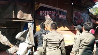 Penampakan 130 Lapak PKL Cisarua Bogor Dibongkar