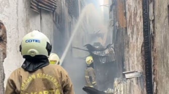 Imbas Tabung Gas Bocor, 2 Orang Luka-luka saat Sejumlah Kios di Jatinegara Terbakar