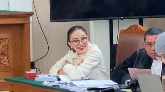Tatapan Tajam hingga Tawa Nikita Mirzani Warnai Sidang Kesaksian Reza Gladys