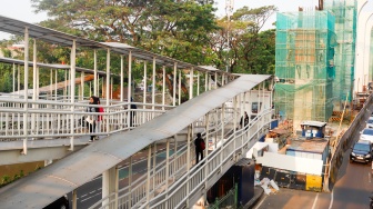 Suasana pembangunan proyek LRT Jakarta Fase 1B di kawasan Pasar Pramuka, Jakarta, Kamis (24/7/2025). [Suara.com/Alfian Winanto]