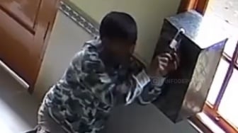 Viral di Media Sosial, Aksi Santai Maling Curi Uang Kotak Amal di Musala