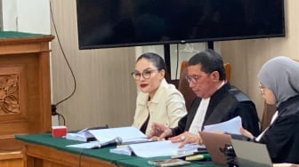 Nikita Mirzani Tersenyum Penuh Percaya Diri di Sidang TPPU, Ada Apa?