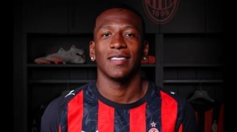 Resmi! AC Milan Datangkan Bek Sayap Pervis Estupinan dari Brighton