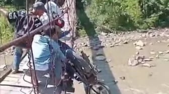 20 Tahun Tanpa Perbaikan, Jembatan Gantung Cimadur Lebak Jadi Panggung Taruhan Nyawa Warga