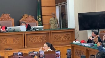 Tak Hormati Hakim, Nikita Mirzani Acungkan Jari Tengah di Ruang Sidang