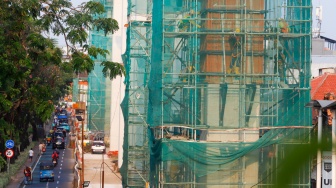 Suasana pembangunan proyek LRT Jakarta Fase 1B di kawasan Pasar Pramuka, Jakarta, Kamis (24/7/2025). [Suara.com/Alfian Winanto]