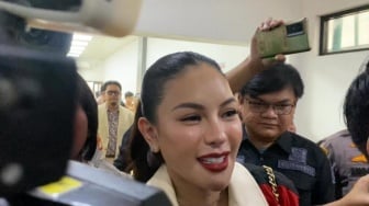 Apa Arti Simbol Jari Tengah yang Bikin Orang Marah? Dilakukan Nikita Mirzani di Ruang Sidang!