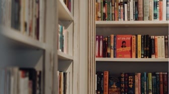 Membeli Buku karena Covernya: Antara Gaya Hidup dan Kebiasaan Membaca