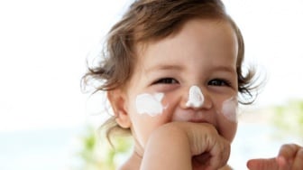 5 Sunscreen Terbaik untuk Bayi 1 Tahun, Lindungi Kulit Si Kecil dari Paparan Sinar UV