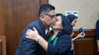 Tanpa Kata, Momen Haru saat Istri Cium dan Elus Hasto Jelang Sidang Putusan