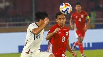 Pemain Timnas Indonesia U-23 Muhammad Rayhan Hannan berebut bola dengan pemain Thailand U-23 saat pertandingan semifinal Piala AFF U-23 2025 di Stadion Utama Gelora Bung Karno (SUGBK), Senayan, Jakarta, Jumat (25/7/2025). [Suara.com/Alfian Winanto]
