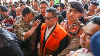 Terdakwa kasus dugaan suap dan perintangan penyidikan, Hasto Kristiyanto (tengah) saat datang untuk menjalani sidang putusan di Pengadilan Tipikor, Jakarta, Jumat (25/7/2025). [Suara.com/Alfian Winanto]