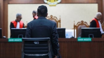 Terdakwa kasus dugaan suap dan perintangan penyidikan, Hasto Kristiyanto saat menjalani sidang putusan di Pengadilan Tipikor, Jakarta, Jumat (25/7/2025). [Suara.com/Alfian Winanto]