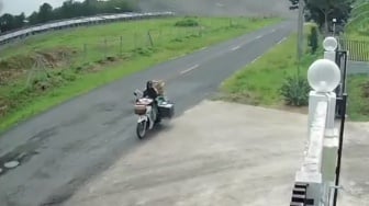 Video Emak-emak Thailand Santai Motoran di Dekat Roket Kamboja yang Meledak