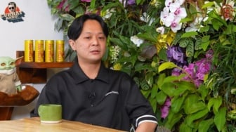 Tak Hanya Jadi Pacar Siaga, DJ Bravy Sampai Bawa Rosario Saat Tunggu Erika Carlina Lahiran