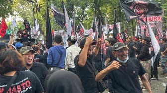 Sudah Bersorak 'Bebas', Massa Pendukung Terkecoh Usai Hasto Divonis 3,5 Tahun Penjara