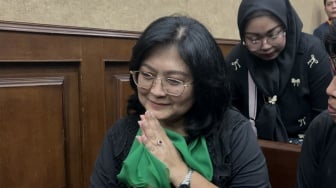 Syal Hijau Istri Hasto di Sidang Vonis: Bukan Sekadar Fesyen, Ada Makna Mendalam