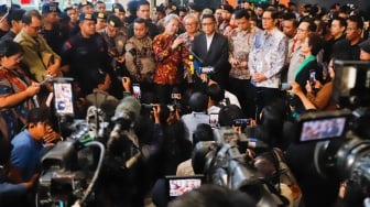 Terdakwa kasus dugaan suap dan perintangan penyidikan, Hasto Kristiyanto memberikan keterangan pers usai menjalani sidang putusan di Pengadilan Tipikor, Jakarta, Jumat (25/7/2025). [Suara.com/Alfian Winanto]