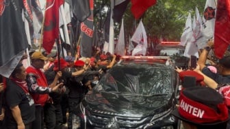 Jelang Sidang Vonis, Kader Buka Jalan buat Hasto saat Tiba di PN Jakpus