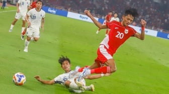 Pemain Timnas Indonesia U-23 Achmad Maulana Syarif melewati tackle pemain Thailand U-23 saat pertandingan semifinal Piala AFF U-23 2025 di Stadion Utama Gelora Bung Karno (SUGBK), Senayan, Jakarta, Jumat (25/7/2025). [Suara.com/Alfian Winanto]