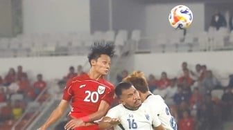 Pemain Timnas Indonesia U-23 Achmad Maulana Syarif berebut bola dengan pemain Thailand U-23 saat pertandingan semifinal Piala AFF U-23 2025 di Stadion Utama Gelora Bung Karno (SUGBK), Senayan, Jakarta, Jumat (25/7/2025). [Suara.com/Alfian Winanto]