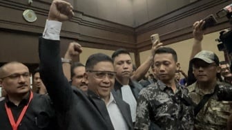 Hadapi Vonis Hakim, Gaya Hasto PDIP Kepalkan Tangan Kanan, Simbol Apa?
