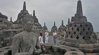 Sejumlah wisatawan mengunjungi Candi Borobudur, Magelang, Jawa Tengah, Sabtu (26/7/2025). [ANTARA FOTO/Anis Efizudin/rwa]