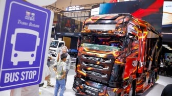 Pengunjung melihat kendaraan Fuso FE74 HD di ajang pameran automotif Gaikindo Indonesia International Auto Show (GIIAS) 2025 di Indonesia Convention Exhibition (ICE) BSD, Tangerang, Banten, Sabtu (26/7/2025). [Suara.com/Alfian Winanto]