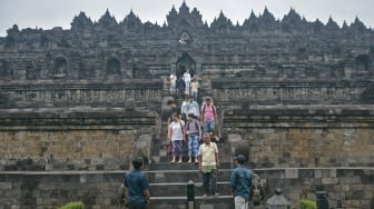 Sejumlah wisatawan menuruni tangga Candi Borobudur, Magelang, Jawa Tengah, Sabtu (26/7/2025). [ANTARA FOTO/Anis Efizudin/rwa]