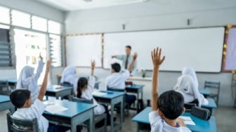 Tugas dan Status: Membedah Jebakan Ganda yang Menguras Mental Pelajar