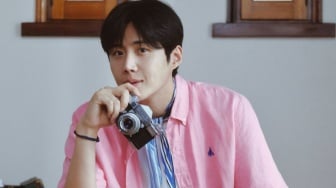 4 OOTD Kim Seon Ho yang Tunjukkan Sisi Gentle dan Calm, Cocok Buat Daily!