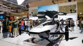 Pengunjung melihat Mobil terbang Xpeng AeroHT Voyager X2 di ajang pameran automotif Gaikindo Indonesia International Auto Show (GIIAS) 2025 di Indonesia Convention Exhibition (ICE) BSD, Tangerang, Banten, Sabtu (26/7/2025). [Suara.com/Alfian Winanto]