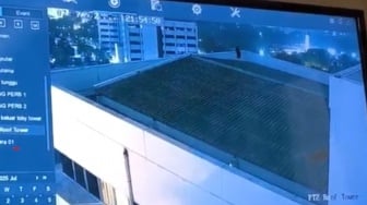 CCTV Gerak-gerik Arya Daru di Rooftop Kantor Kemlu Malam Hari Sebelum Insiden