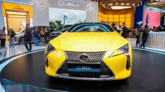 Dua Kutub Mobil di GIIAS 2025: Lexus LC 500h Vs BYD Atto 1 - Mana yang Paling Sesuai Gaya Hidupmu?