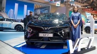 Pengunjung melihat kendaraan VinFast VF7 di ajang pameran automotif Gaikindo Indonesia International Auto Show (GIIAS) 2025 di Indonesia Convention Exhibition (ICE) BSD, Tangerang, Banten, Sabtu (26/7/2025). [Suara.com/Alfian Winanto]